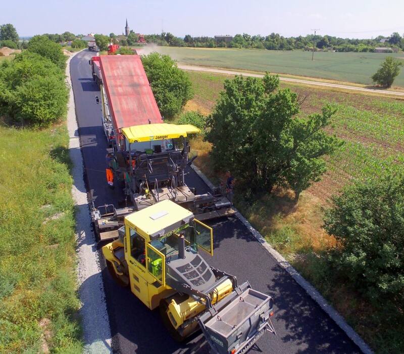strassenbau-grosser-strassenfertiger-asphalt-jaeger_mitte